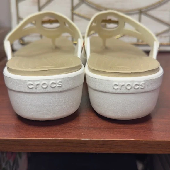 Crocs Sz 7 Cream Sandals - Picture 2 of 3